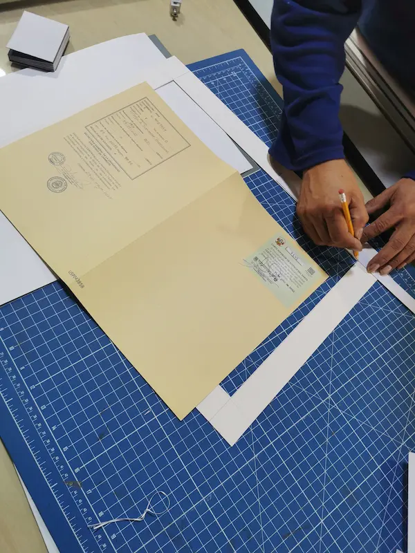 Proceso de corte personalizado de paspartú para acabado de calidad