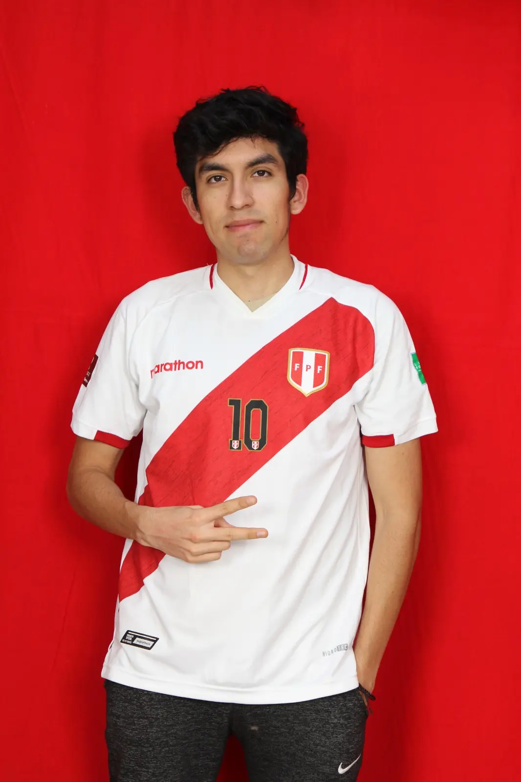 foto de estudio de un chico con camiseta de Perú