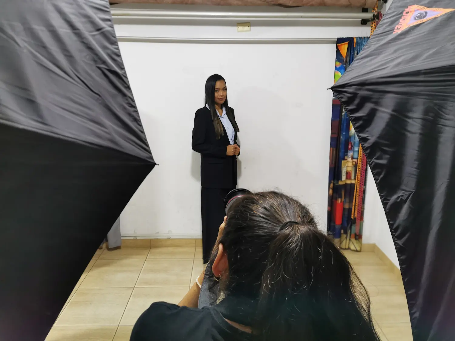 Toma de foto para título profesional en estudio